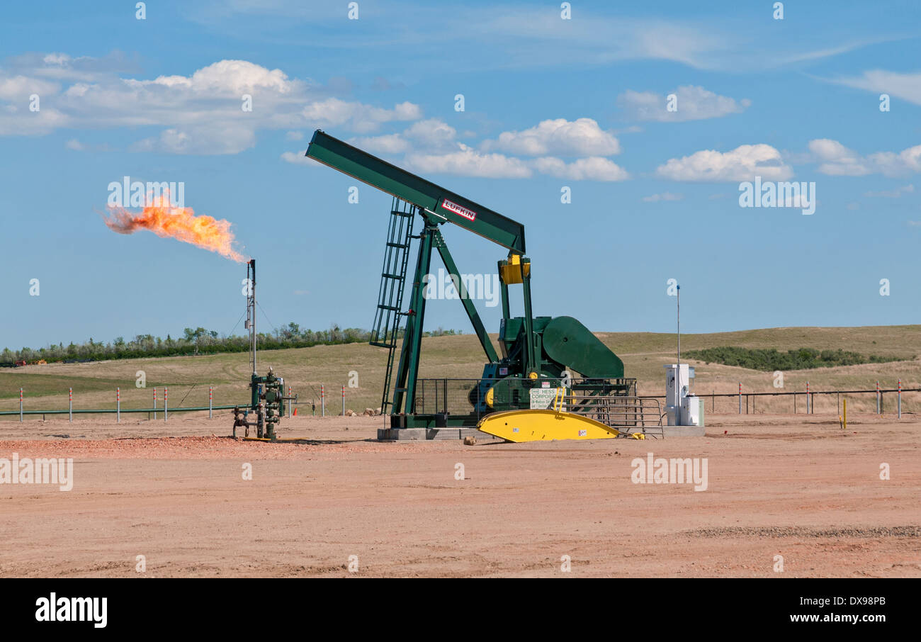 North Dakota, Williston Becken, Bakken Shale Oil Bildung Region, gas Abfackeln, Ölquelle Bohrschwengels teilweise zusammengebaut Stockfoto