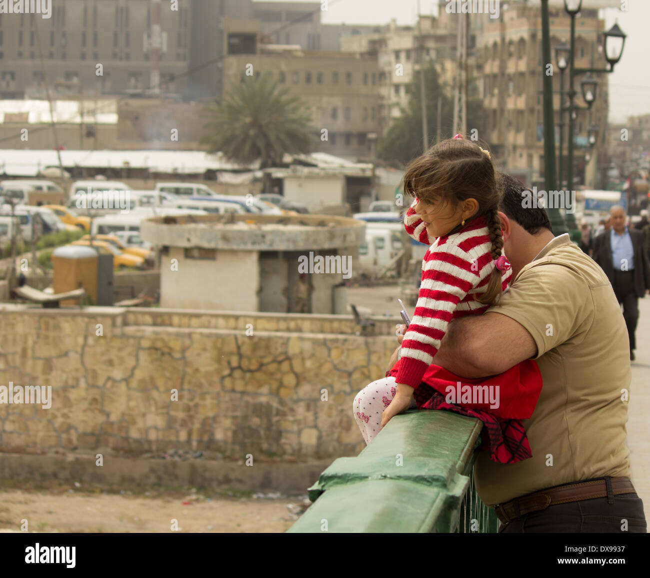 Ein Vater mit seinem Kind auf der Brücke der Märtyrer in Bagdad Stockfoto