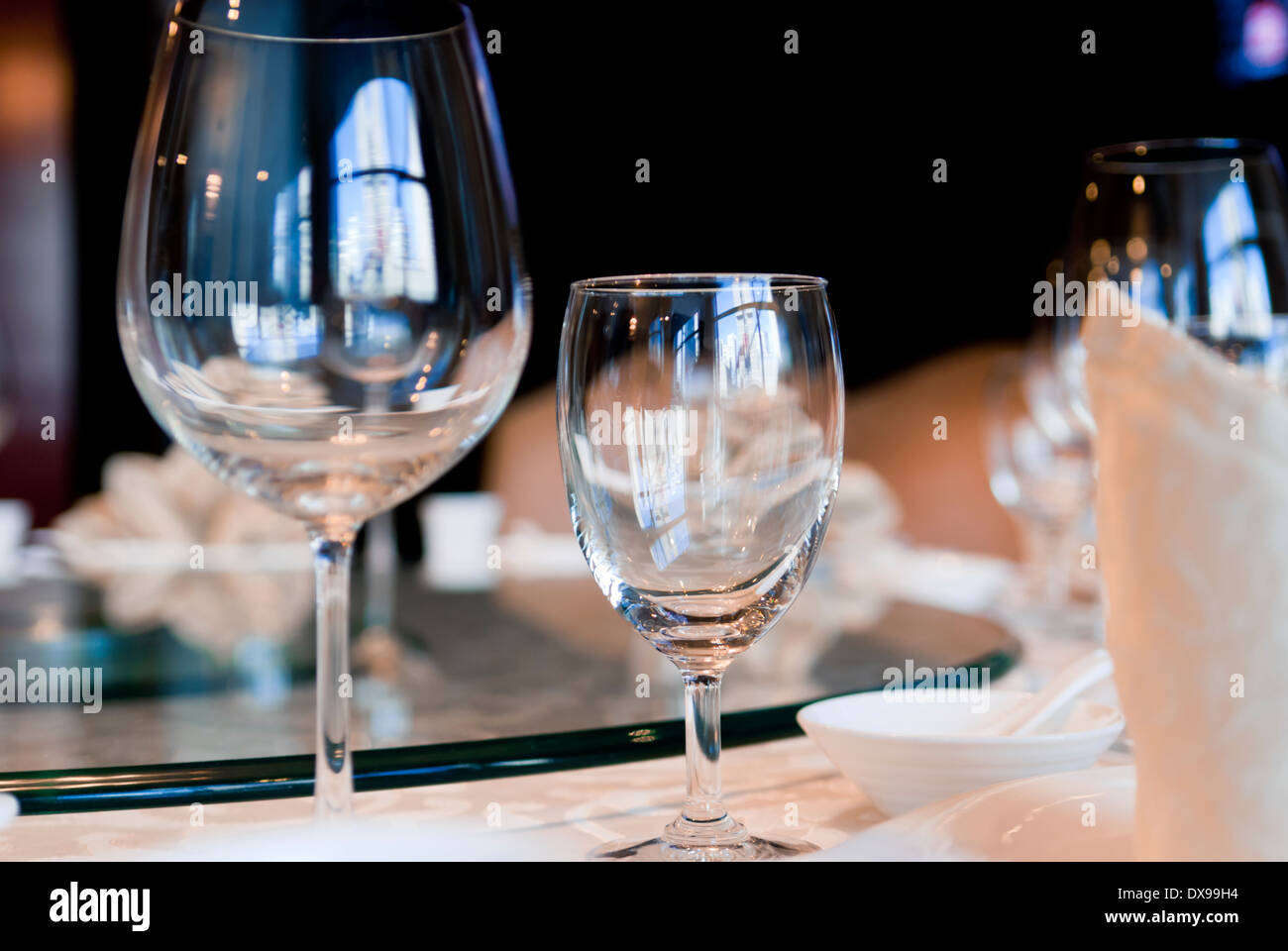 Leere Gläser auf dem Tisch des Restaurants. Stockfoto