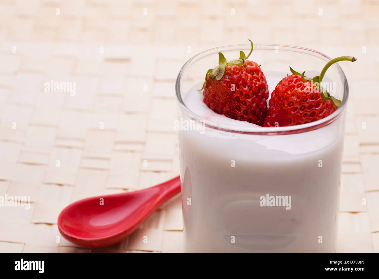 Frische Erdbeeren auf weißem Joghurt Stockfotografie - Alamy