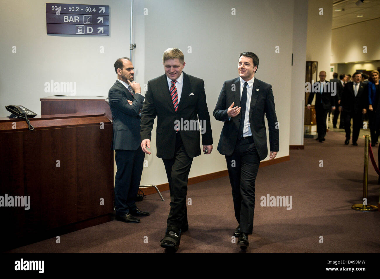 Brüssel, Bxl, Belgien. 20. März 2014. Slowakei-Prima Minister Robert Fico und Luxembourg Prime Minister Xavier Bettel (R) ankommen während ein Familienfoto zu Beginn des Frühlings Europa-Chef von Staaten Gipfel im EU-Rat-Hauptsitz in Brüssel, Belgien am 20.03.2014. Bildnachweis: ZUMA Press, Inc./Alamy Live-Nachrichten Stockfoto