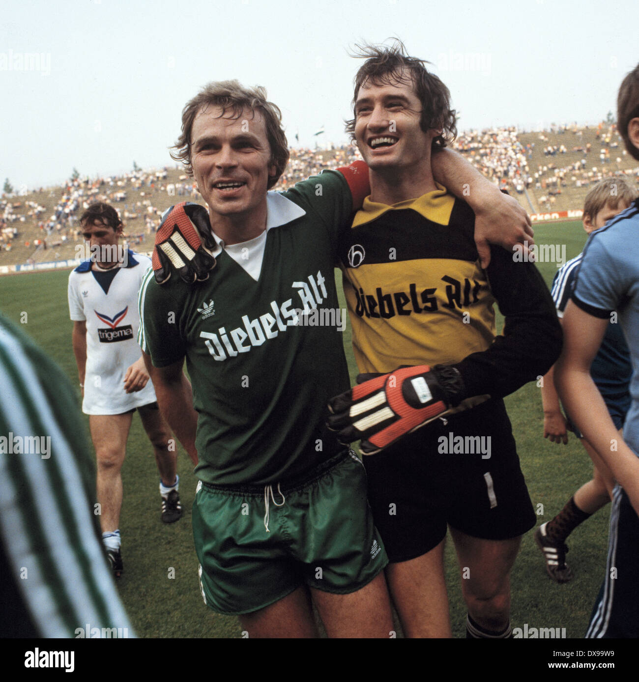 Fußball, Bundesliga, 1979/1980, Parkstadion, FC Schalke 04 gegen MSV Duisburg 1:2, Ende des Spiels, verlassen, Keeper Gerhard Heinze (MSV) Recht und Teamleiter Bernard Dietz (MSV) Freude an den Sieg, Bernd Thiele (S04) hinter sich gelassen ist frustriert Stockfoto