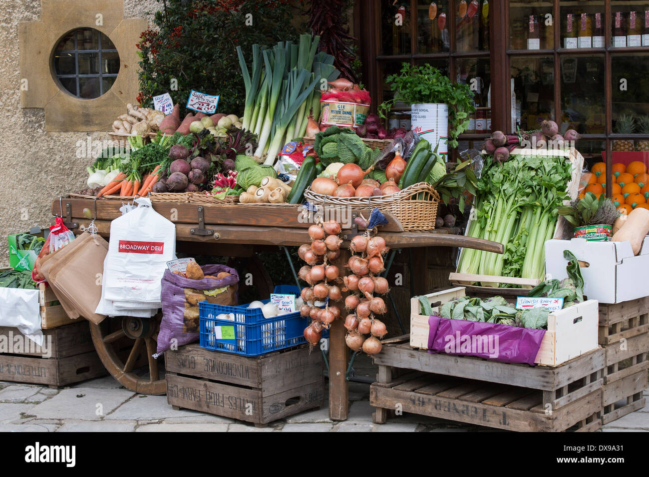 Gemüse Warenkorb außerhalb der Deli Shop, Worchestershire, Cotswolds, Gloucestershire, England Stockfoto