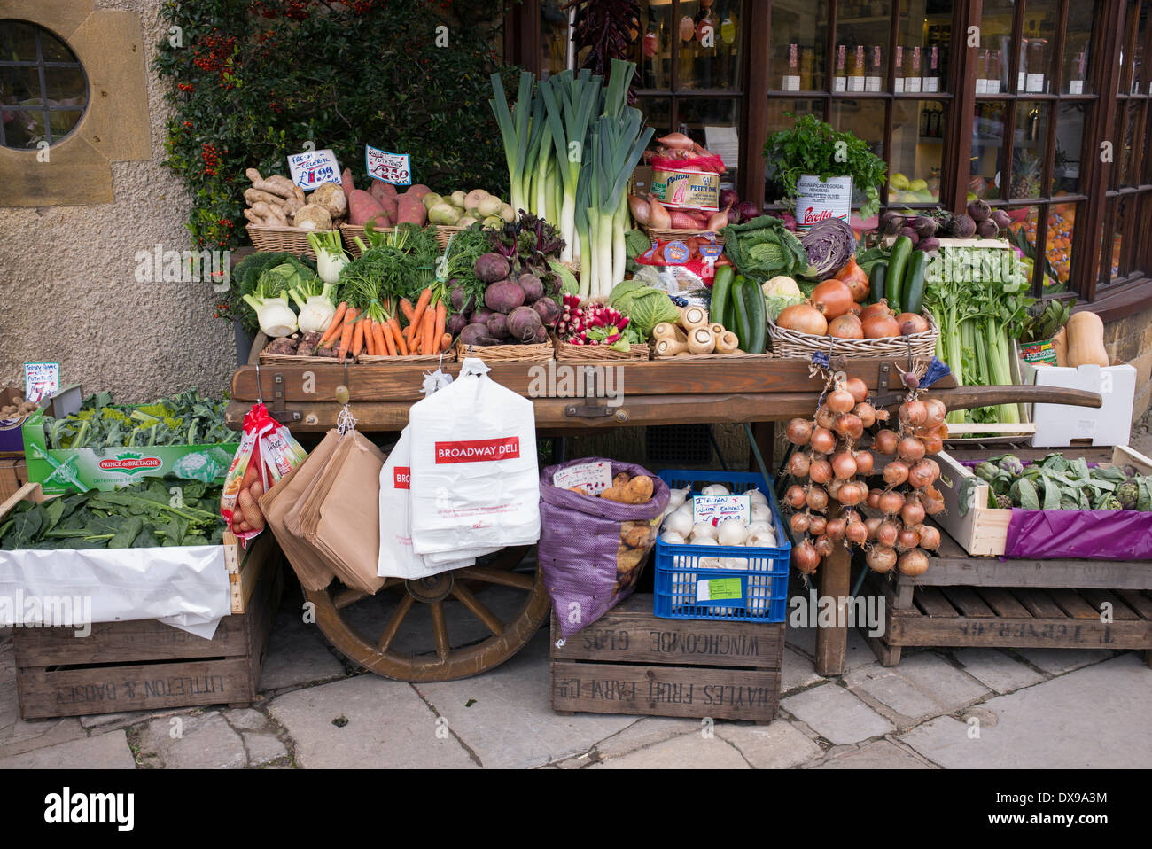 Gemüse Warenkorb außerhalb der Deli Shop, Broadway Cotswolds, Worchestershire, England Stockfoto