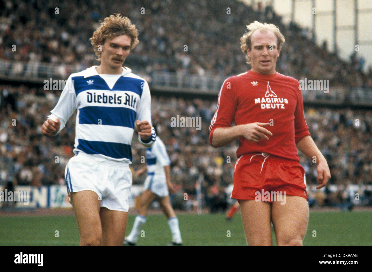 Fußball, Bundesliga, 1979/1980, Wedau Stadion, MSV Duisburg gegen FC Bayern München 1:2, Szene des Spiels, Paul Steiner (MSV) links und Dieter Hoeneß (FCB) Stockfoto