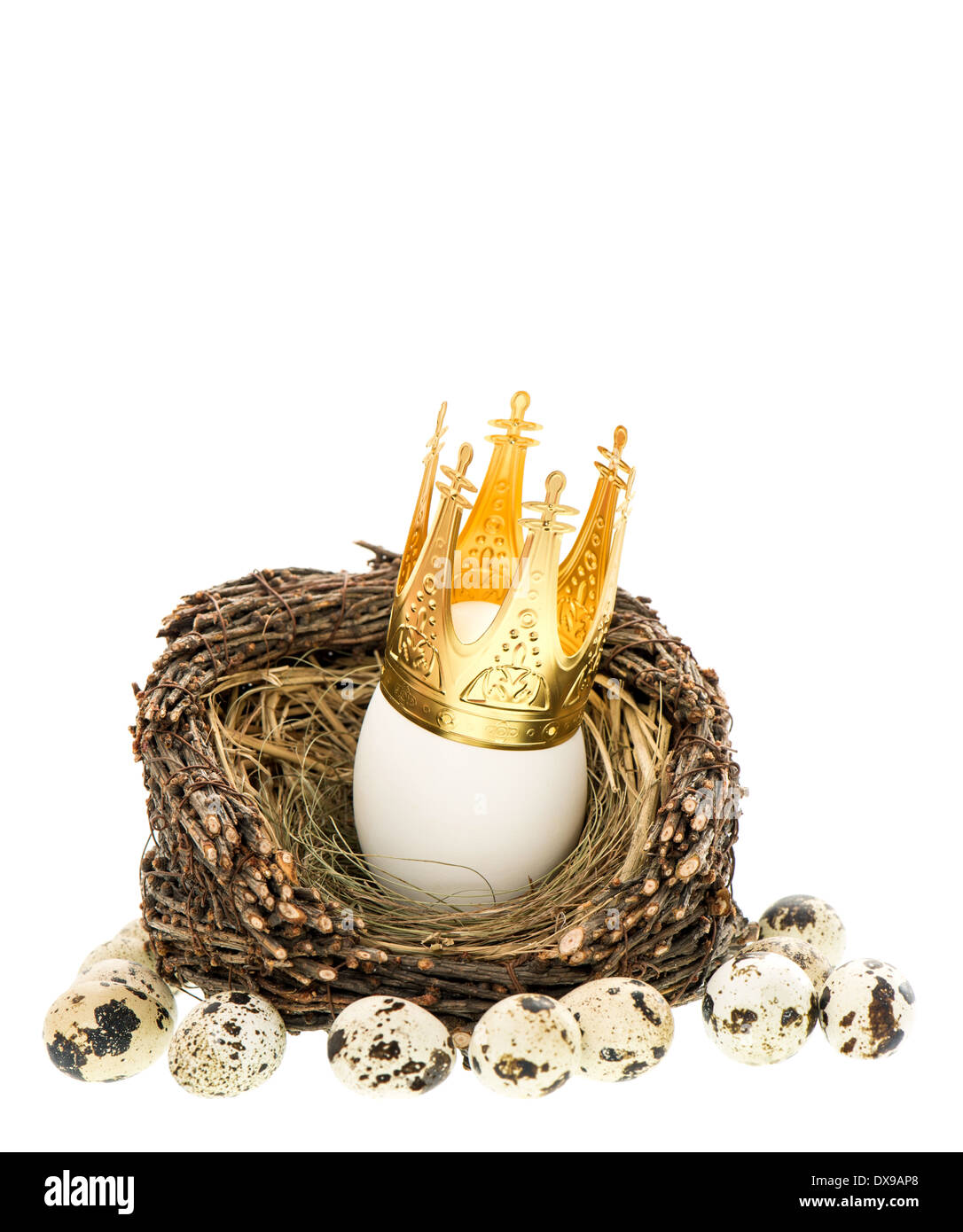 weiße Osterei mit Goldener Krone Dekoration im nest isolierten auf weißen Hintergrund. selektiven Fokus Stockfoto