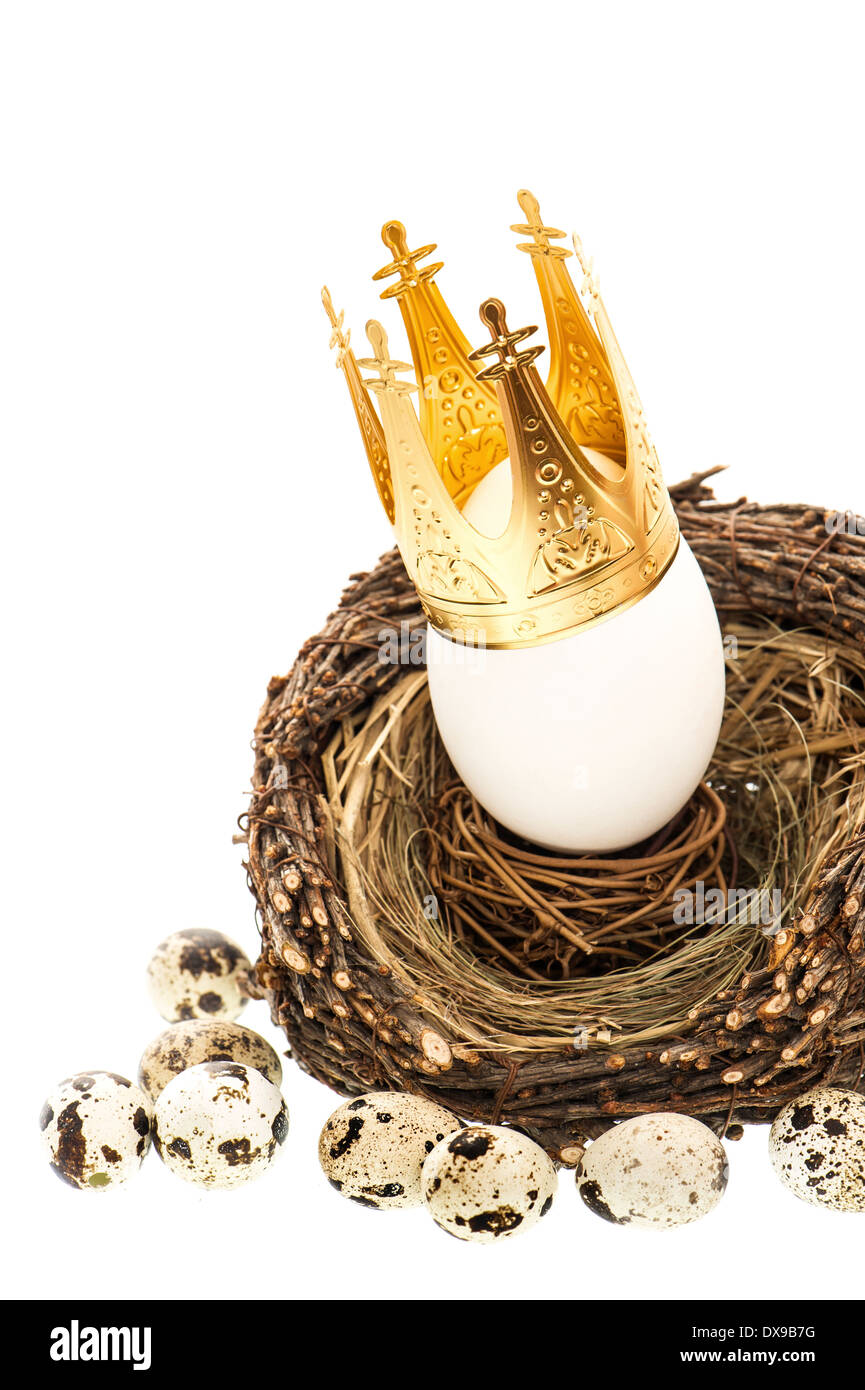 weiße Osterei mit Goldener Krone Dekoration im nest isolierten auf weißen Hintergrund Stockfoto