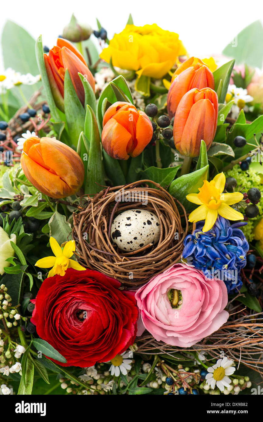 Nahaufnahme der bunten Osterstrauß mit Ei Dekoration. Frühling Blumen Tulpen, Ranunkeln, Hyazinthe, Daisy, anemone Stockfoto