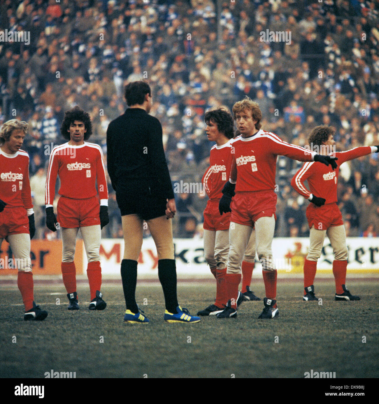 Fußball, Bundesliga, 1979/1980, Parkstadion, FC Schalke 04 vs. Borussia Mönchengladbach 1:0, Szene des Spiels, v.l.n.r.: Karl Del Haye (MG), Hans Klinkhammer (MG), Schiedsrichter Volker Roth, Lothar Matthäus (MG), Winfried Schäfer (MG), Norbert Ringels () Stockfoto
