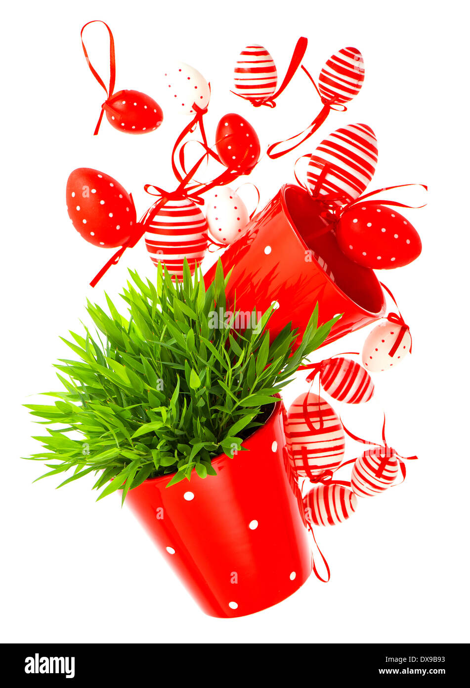 bunte weiss rot bemalt Ostereier mit grünen Rasen auf weißem Hintergrund Stockfoto