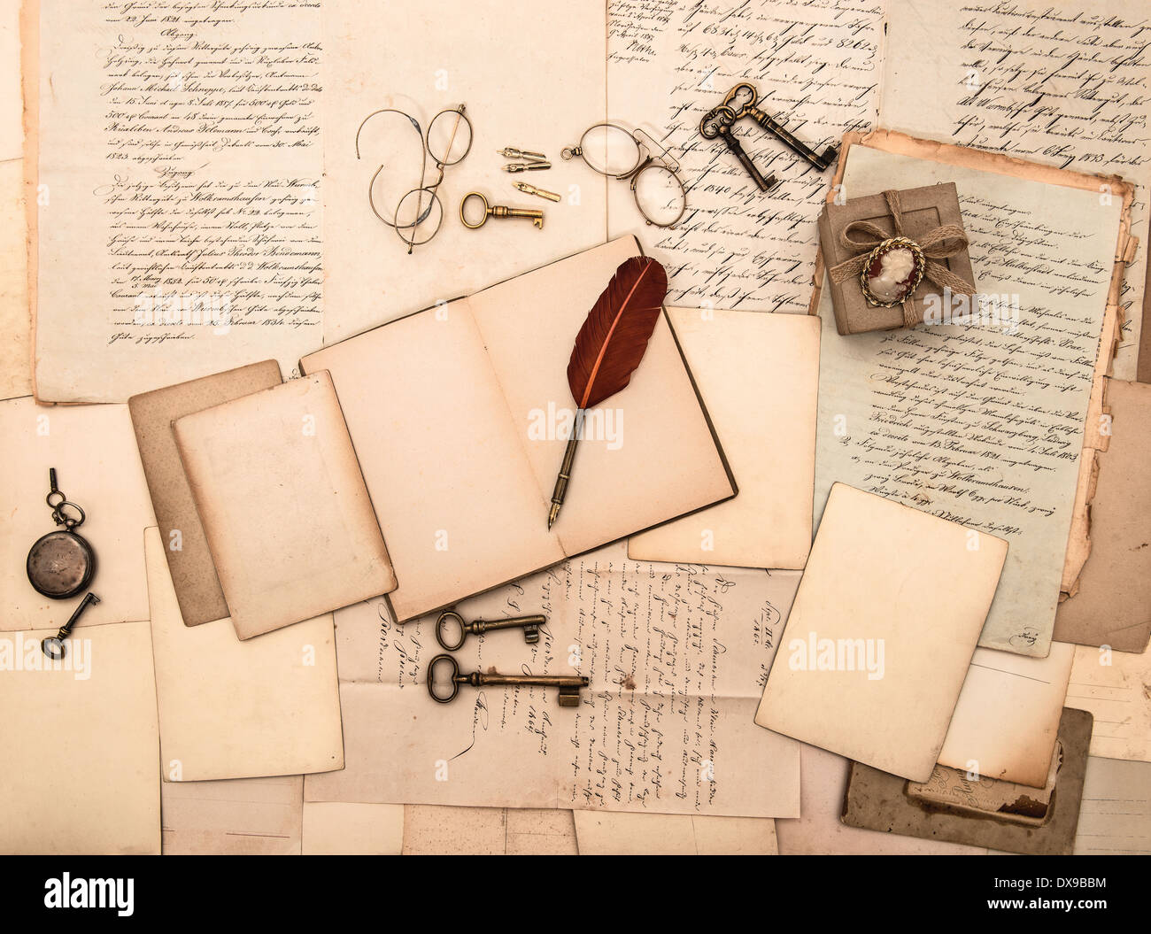 Buch, Vintage Accessoires, alte Briefe und Dokumente zu öffnen. sentimental nostalgischen Hintergrund Stockfoto