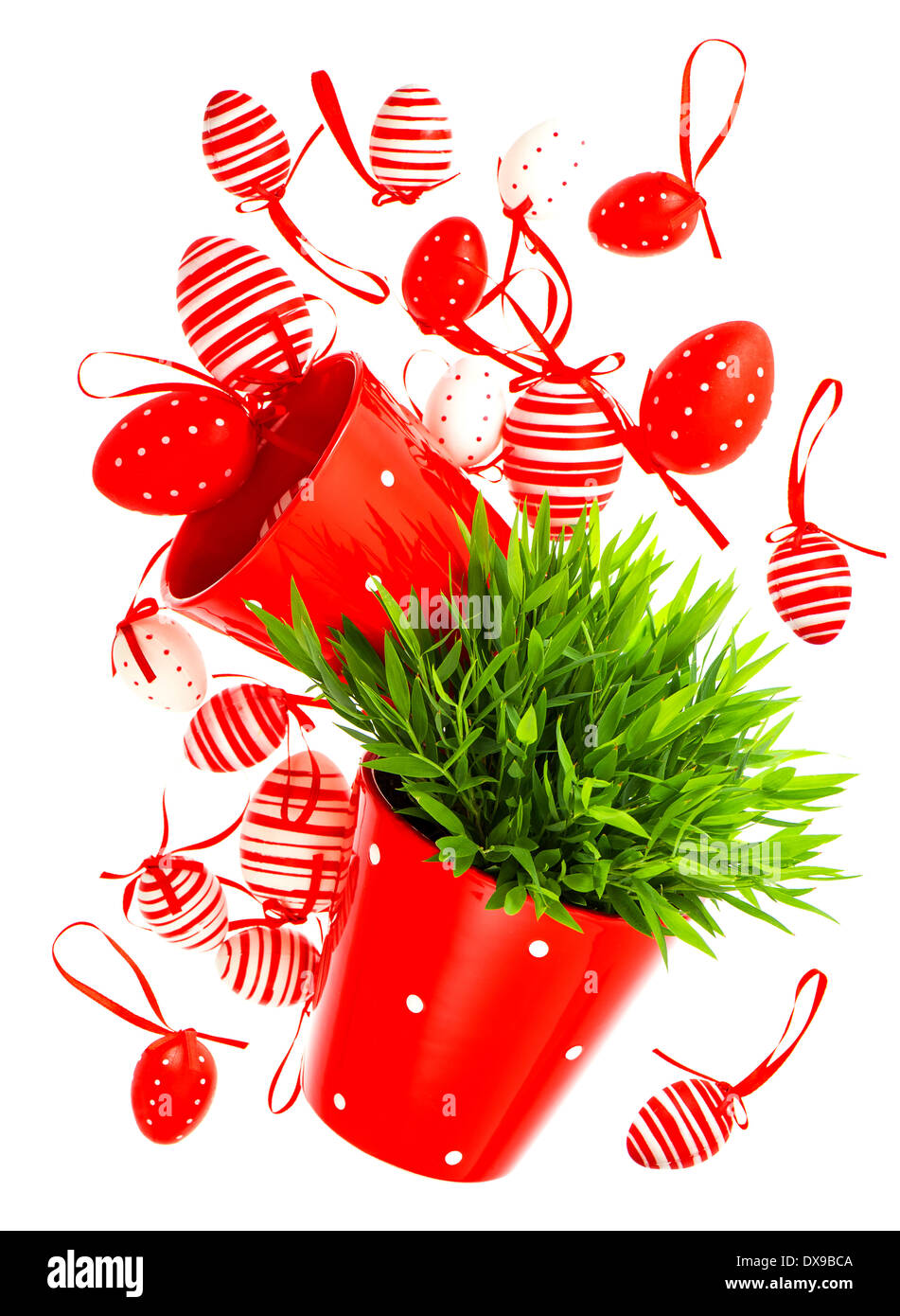 weiss rot bemalt Ostereier mit grünen Rasen auf weißem Hintergrund. lustige Oster-Deko Stockfoto