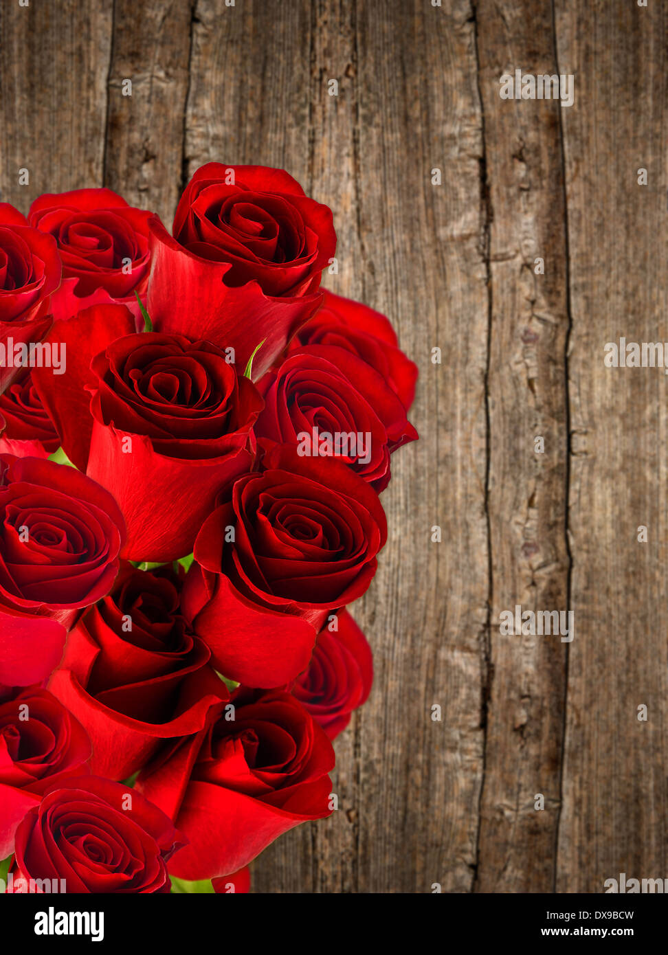 Strauß roter Rosen über rustikale Holz Hintergrund Stockfoto