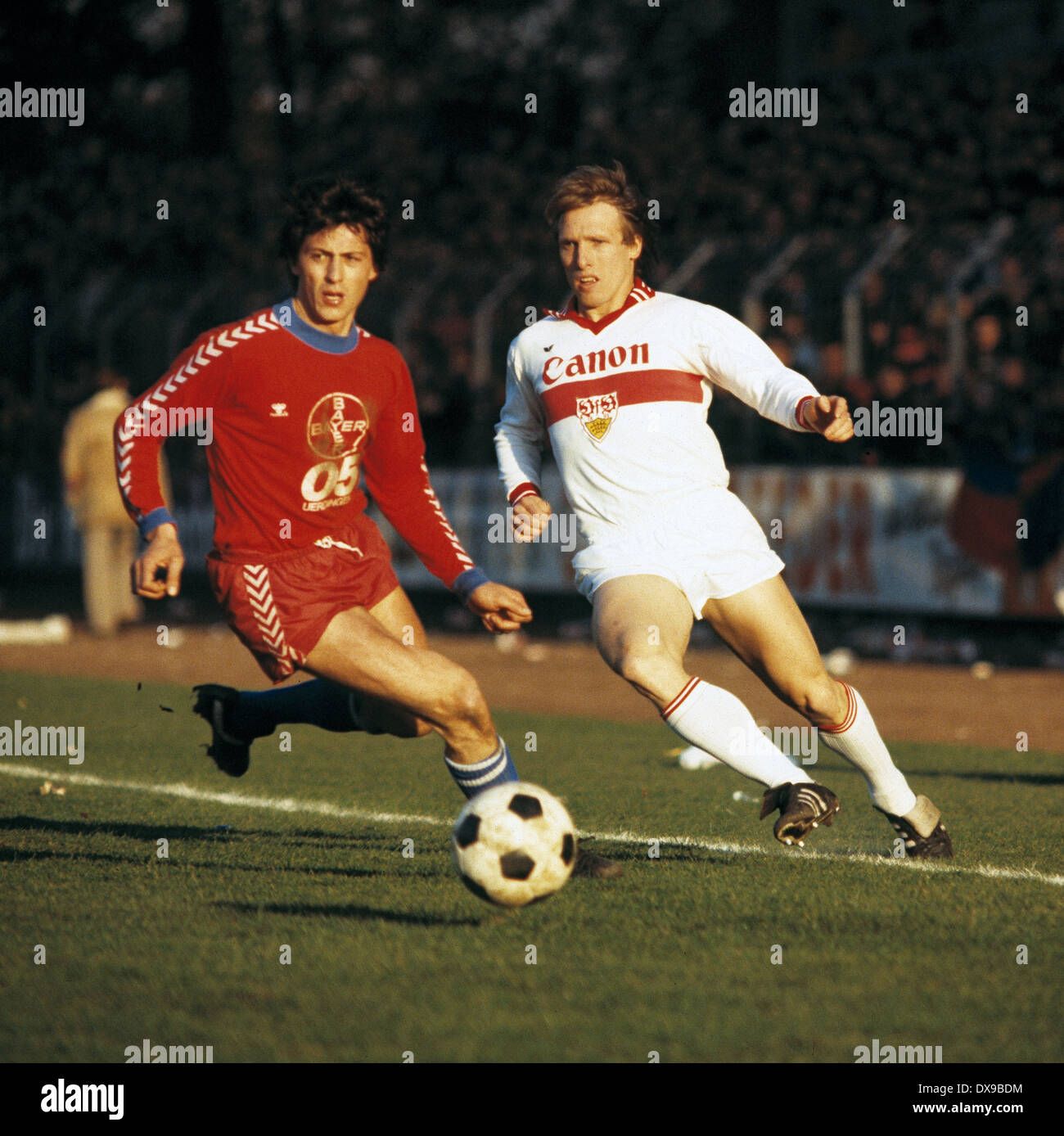 Fußball, Bundesliga, 1979/1980, Grotenburg Stadion, FC Bayer 05 Uerdingen vs. VfB Stuttgart 4:2, Szene des Spiels, Franz Raschid (Uerdingen) links und Klaus-Dieter Jank (Stuttgart) Stockfoto