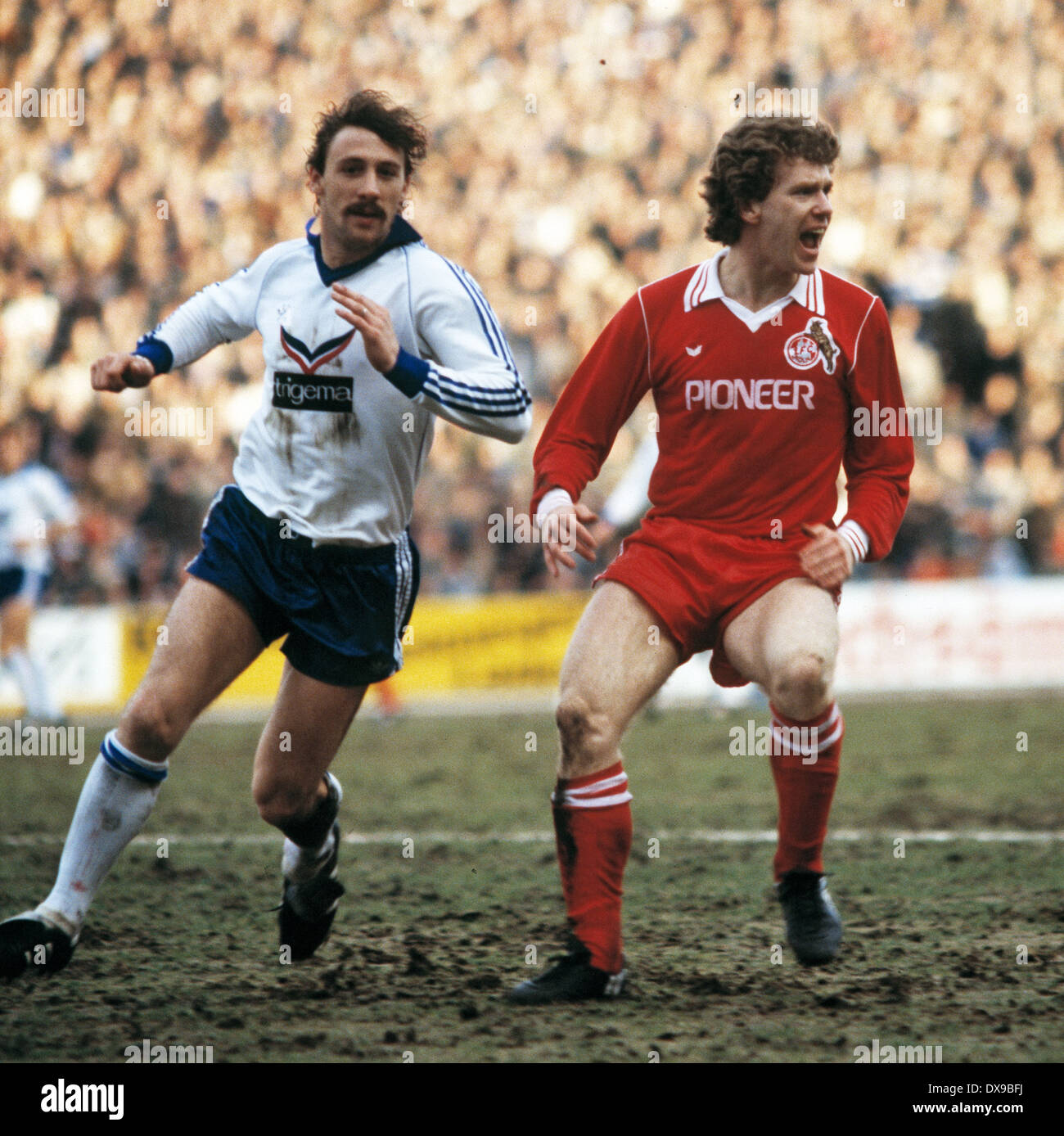 Fußball, Bundesliga, 1979/1980, Parkstadion, FC Schalke 04 vs. 1. FC Köln 1:1, Szene des Spiels, Bernd Thiele (S04) links und Tony Woodcock (FC) Stockfoto