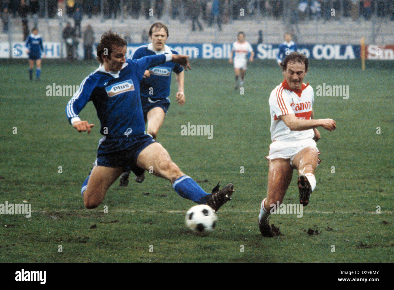 Fußball, Bundesliga, 1979/1980, Ruhrstadion, VfL Bochum vs. VfB Stuttgart 0:1, Szene des Spiels, Heinz Knuewe (Bochum) links und Bernd Schmider (Stuttgart), hinter Hermann Gerland (Bochum) Stockfoto