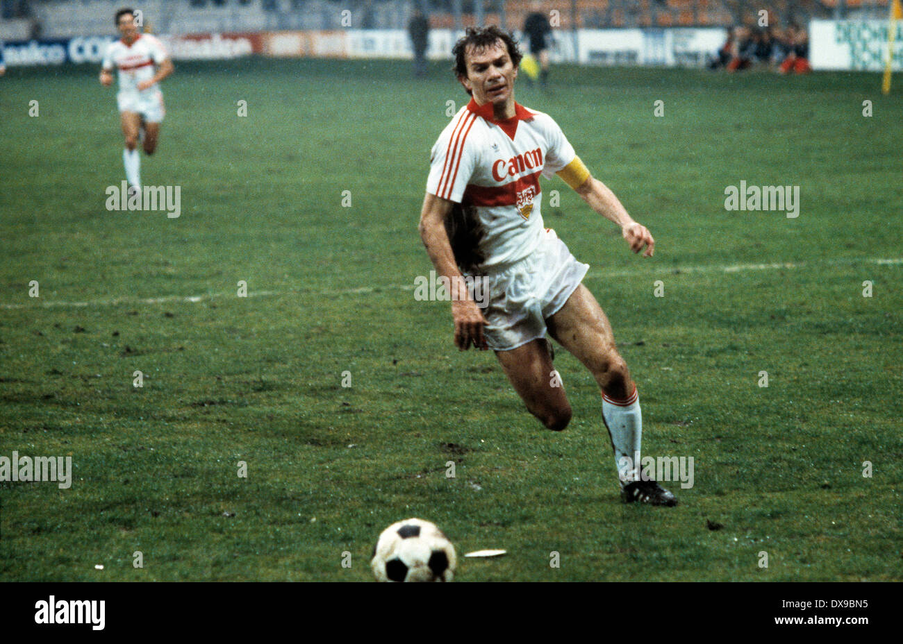 Fußball, Bundesliga, 1979/1980, Ruhrstadion, VfL Bochum vs. VfB Stuttgart 0:1, Szene des Spiels, Hermann Ohlicher (Stuttgart) in Ballbesitz Stockfoto