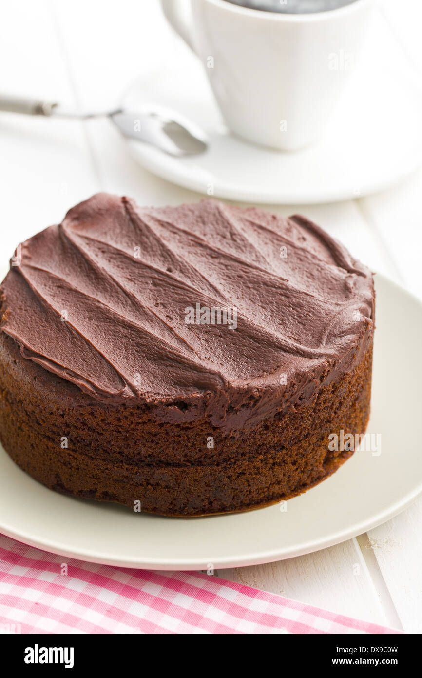 dunkler Schokoladenkuchen auf Platte Stockfoto