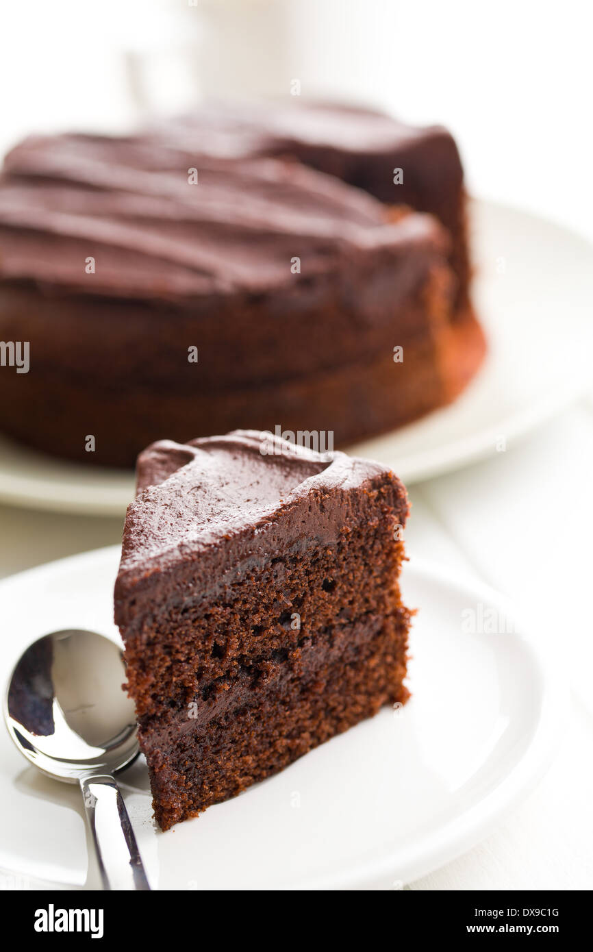 dunkler Schokoladenkuchen auf Platte Stockfoto