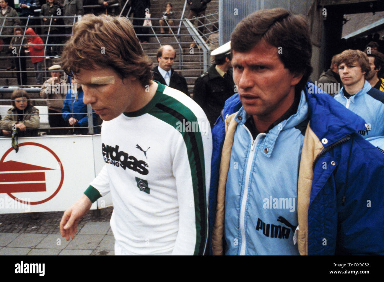 Fußball, Bundesliga, 1979/1980, Stadion bin Boekelberg, Borussia Moenchengladbach gegen Borussia Dortmund 2:2, laufen-in der zweiten Hälfte, rechts-Trainer Jupp Heynckes (MG) und Carsten Nielsen (MG) Stockfoto