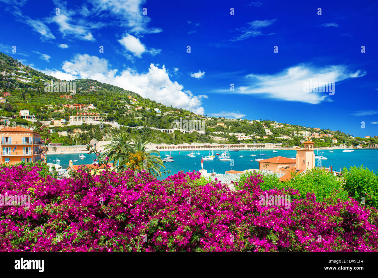 französischen Reviera, Blick auf Luxus-Resort und die Bucht von Villefranche-Sur-Mer in der Nähe von Nizza und Monaco. direkt am Meer-Landschaft Stockfoto