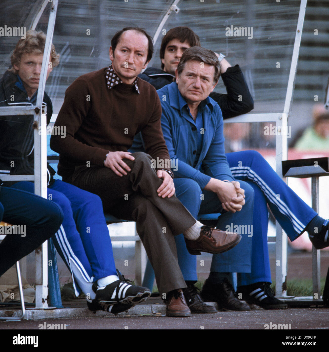 Fußball, DFB-Pokal 1979/1980, Halbfinale, Parkstadion, FC Schalke 04 vs. 1. FC Köln 0:2, Bank Schalke, v.l.n.r. Thomas Kruse, coaching coach Fahrudin Jusufi und Guardian Charlie-Karl-Heinz Neumann Stockfoto Fußball, DFB-Pokal 1979/1980, Halbfinale, Parkstadion, FC Schalke 04 vs. 1. FC Köln 0:2, Bank Schalke, v.l.n.r. Thomas Kruse, coaching coach Fahrudin Jusufi und Guardian Charlie-Karl-Heinz Neumann Stockfoto