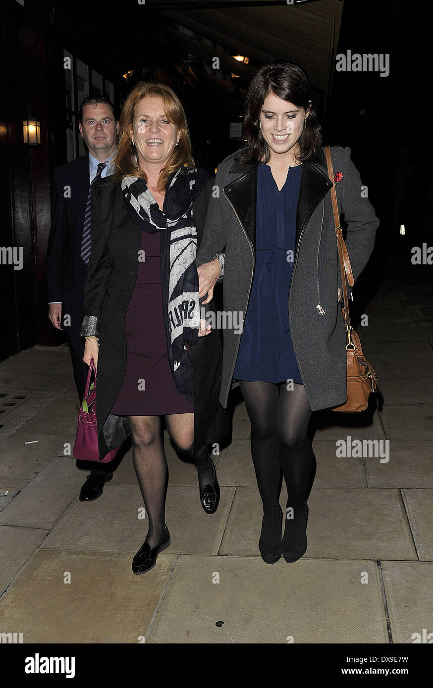 Sarah Ferguson, Herzogin von York mit ihrer Tochter, Prinzessin Eugenie 5 Hertford Street um Mitternacht verlassen. London, England - 13.11.12 Featuring: Sarah Ferguson, Herzogin von York mit ihrer Tochter, Prinzessin Eugenie 5 Hertford Street um Mitternacht verlassen. Wo: London, Vereinigtes Königreich bei: 13. November 2012 Stockfoto