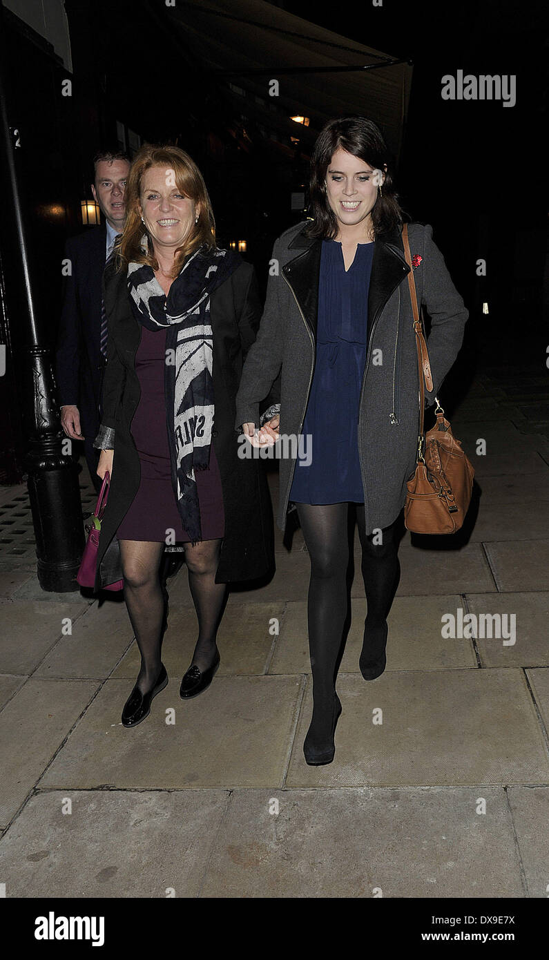 Sarah Ferguson, Herzogin von York mit ihrer Tochter, Prinzessin Eugenie 5 Hertford Street um Mitternacht verlassen. London, England - 13.11.12 Featuring: Sarah Ferguson, Herzogin von York mit ihrer Tochter, Prinzessin Eugenie 5 Hertford Street um Mitternacht verlassen. Wo: London, Vereinigtes Königreich bei: 13. November 2012 Stockfoto