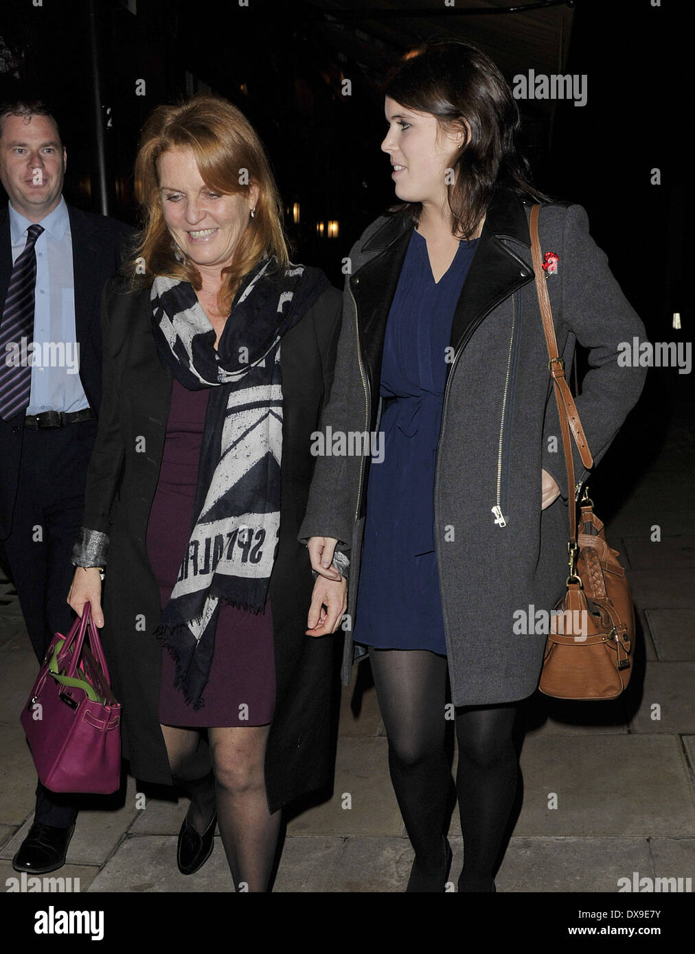 Sarah Ferguson, Herzogin von York mit ihrer Tochter, Prinzessin Eugenie 5 Hertford Street um Mitternacht verlassen. London, England - 13.11.12 Featuring: Sarah Ferguson, Herzogin von York mit ihrer Tochter, Prinzessin Eugenie 5 Hertford Street um Mitternacht verlassen. Wo: London, Vereinigtes Königreich bei: 13. November 2012 Stockfoto