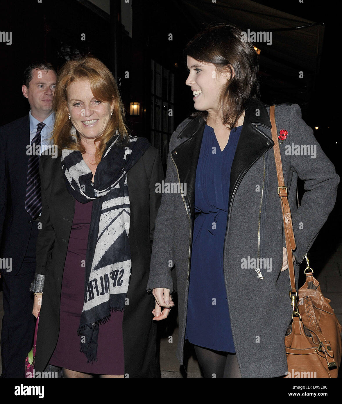 Sarah Ferguson, Herzogin von York mit ihrer Tochter, Prinzessin Eugenie 5 Hertford Street um Mitternacht verlassen. London, England - 13.11.12 Featuring: Sarah Ferguson, Herzogin von York mit ihrer Tochter, Prinzessin Eugenie 5 Hertford Street um Mitternacht verlassen. Wo: London, Vereinigtes Königreich bei: 13. November 2012 Stockfoto