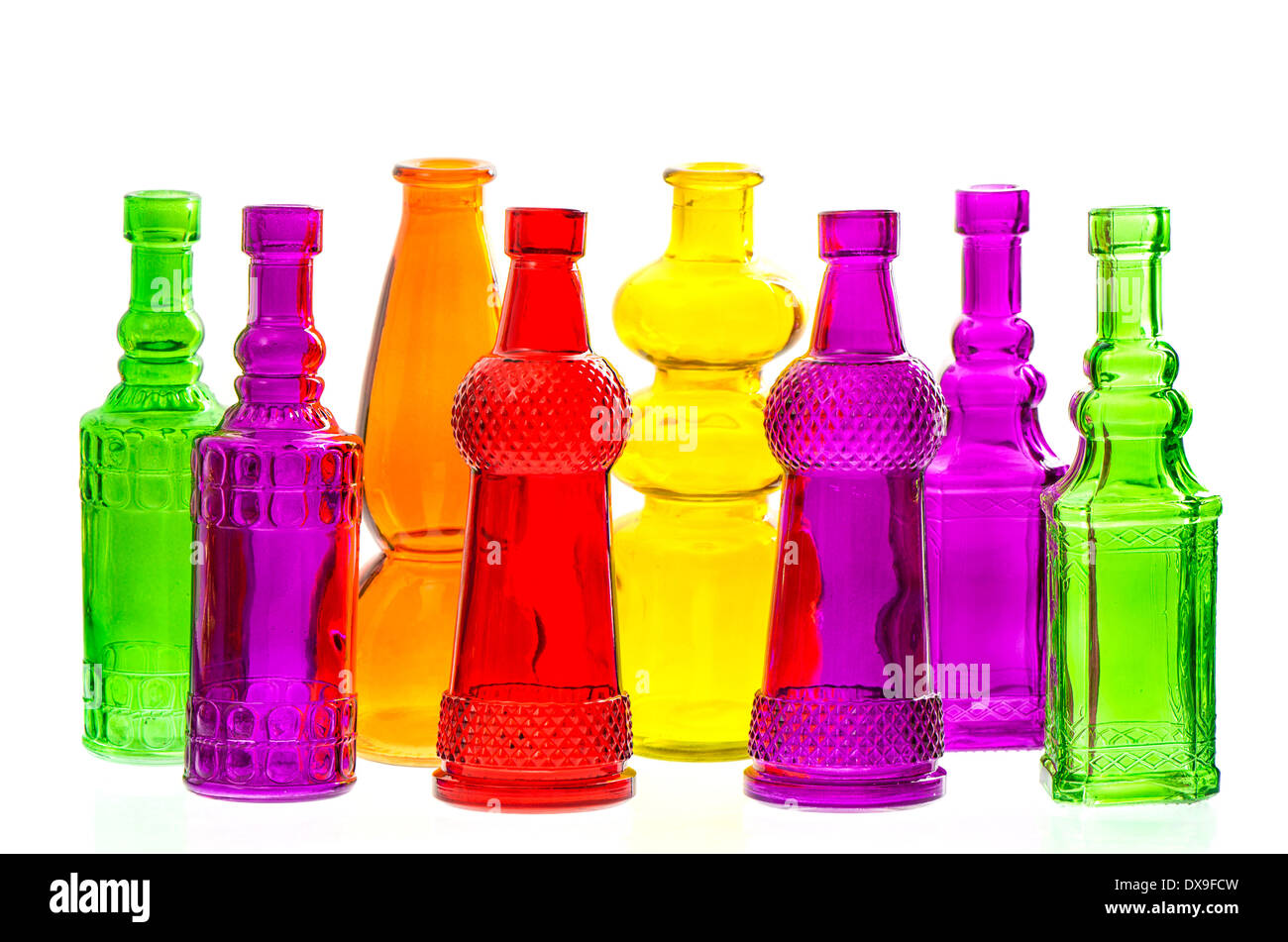 Gruppe von bunten transparenten leere Glasflaschen auf weißem Hintergrund Stockfoto