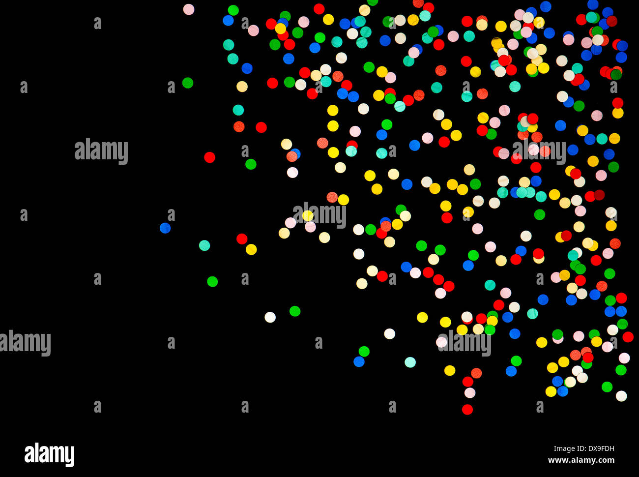 bunte Konfetti Hintergrund. rot, blau, grün, gelb auf schwarz. Karneval Dekoration Stockfoto