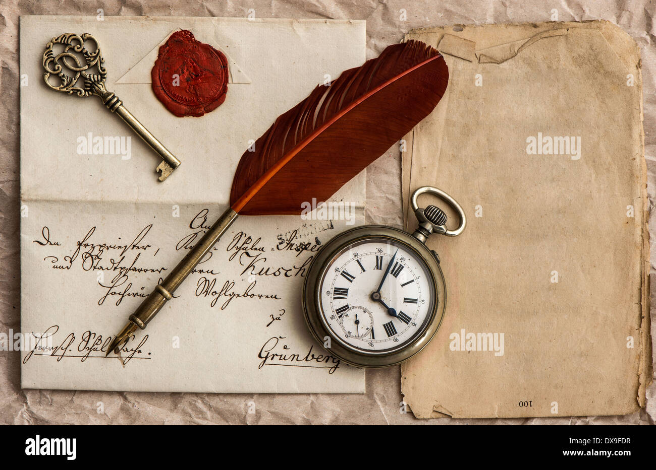 Alter Brief mit Wachssiegel, Vintage Feder, Uhr und Schlüssel. Vintage-Hintergrund Stockfoto
