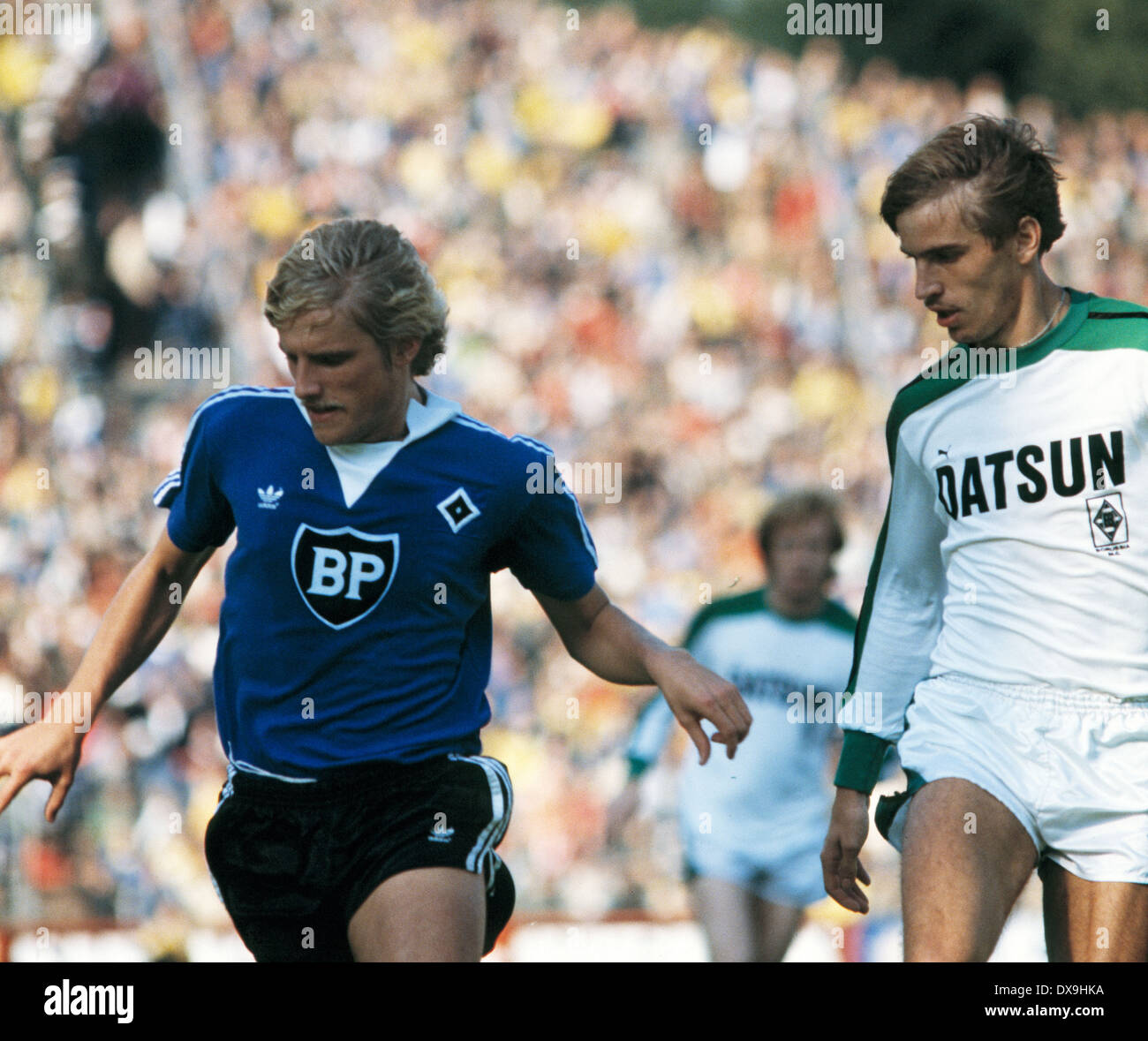 Fußball, Bundesliga, 1980/1981, Stadion bin Boekelberg, Borussia Moenchengladbach gegen Hamburger SV 2:2, Szene des Spiels, Werner Dressel (HSV) links und Michael Schuhmacher (MG) Stockfoto