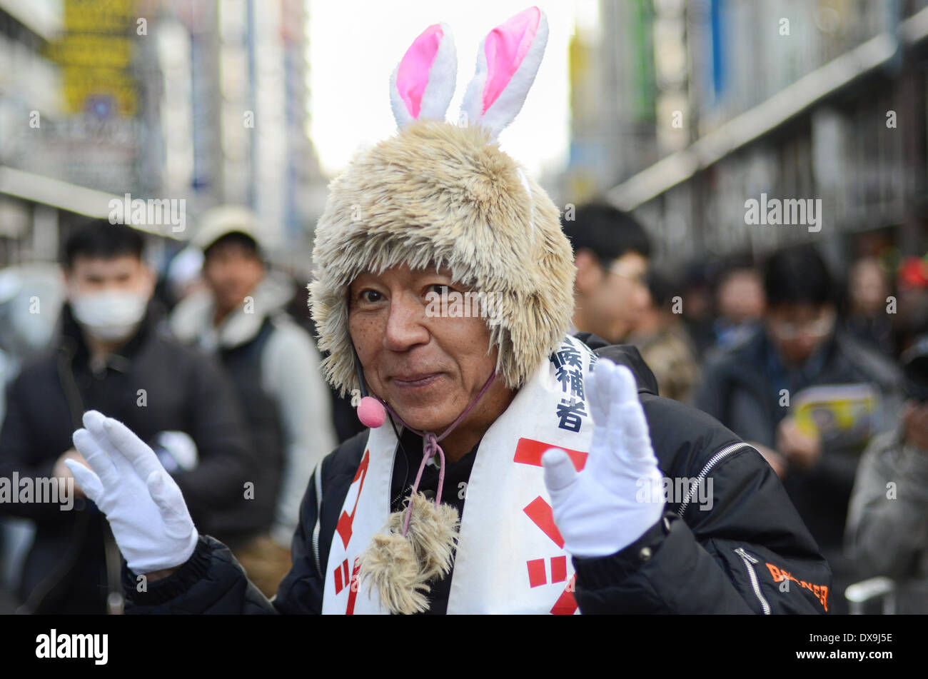 Osaka Bürgermeisterkandidat 'Mac' Akasaka (Makoto Tonami) kämpft am 21. März 2014 bei der Nipponbashi Street Festa in Nipponbashi, Osaka, Japan. Die Wahl fand am 23. März 2014, mit aktuellen Bürgermeister Toru Hashimoto erwartet zu gewinnen. Stockfoto