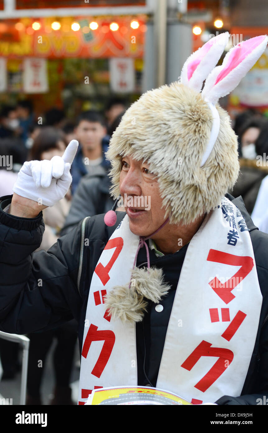 Osaka Bürgermeisterkandidat 'Mac' Akasaka (Makoto Tonami) kämpft am 21. März 2014 bei der Nipponbashi Street Festa in Nipponbashi, Osaka, Japan. Die Wahl fand am 23. März 2014, mit aktuellen Bürgermeister Toru Hashimoto erwartet zu gewinnen. Stockfoto