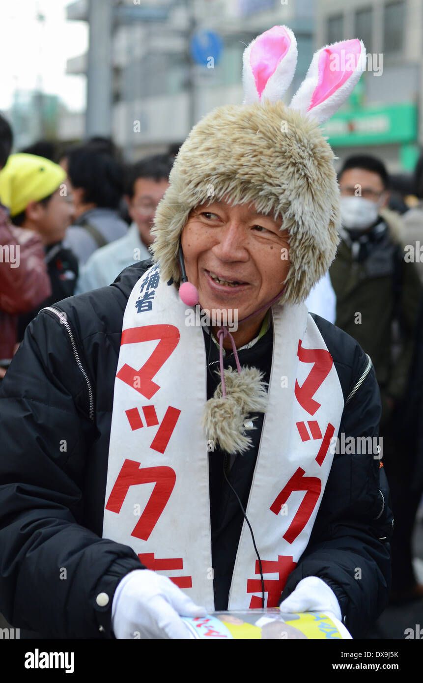 Osaka Bürgermeisterkandidat 'Mac' Akasaka (Makoto Tonami) kämpft am 21. März 2014 bei der Nipponbashi Street Festa in Nipponbashi, Osaka, Japan. Die Wahl fand am 23. März 2014, mit aktuellen Bürgermeister Toru Hashimoto erwartet zu gewinnen. Stockfoto