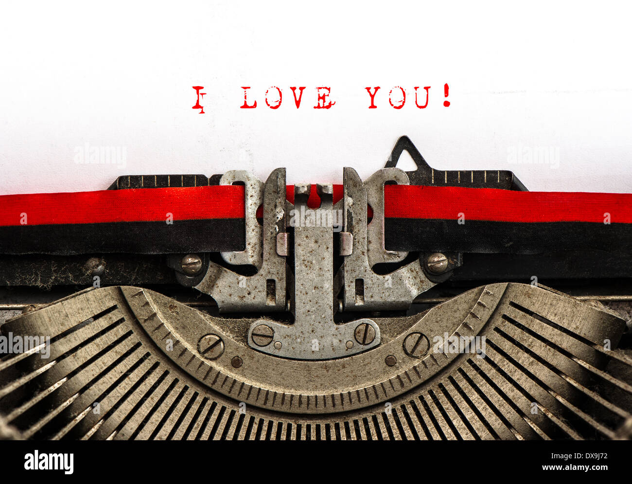Alte Schreibmaschine mit Beispieltext ich liebe dich! Rot-Wörter auf weißem Papier Stockfoto