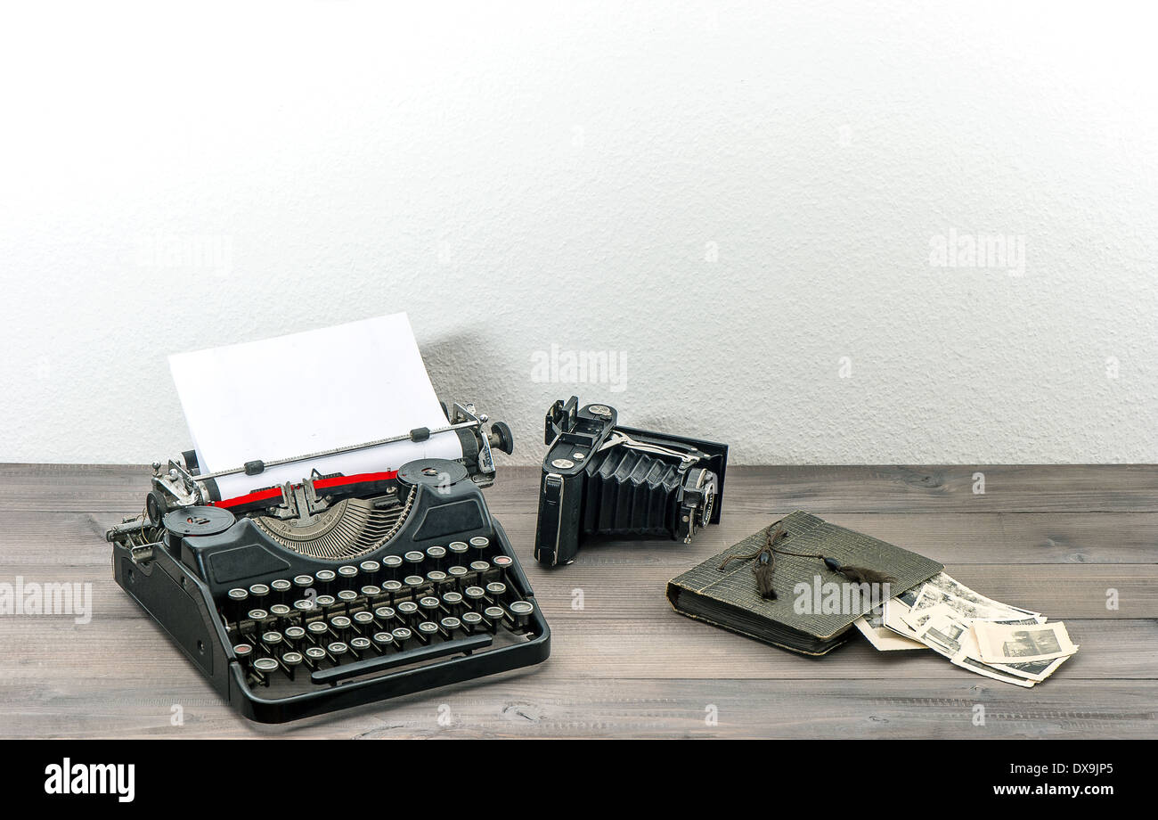 Retro-Schreibmaschine und Vintage Foto-Kamera auf Holztisch. antike Objekte. Collectibles Stockfoto