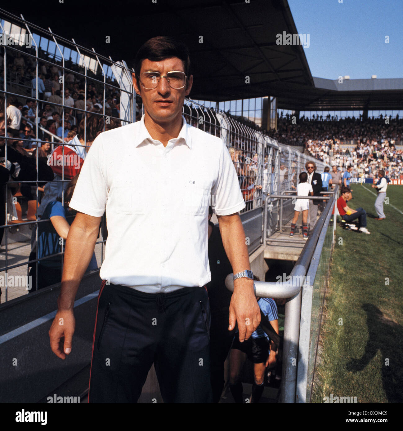 Fußball, Bundesliga, 1980/1981, Ruhrstadion, VfL Bochum gegen Eintracht Frankfurt 2:0,-in der zweiten Hälfte, Trainer Lothar Buchmann (Eintracht) Stockfoto