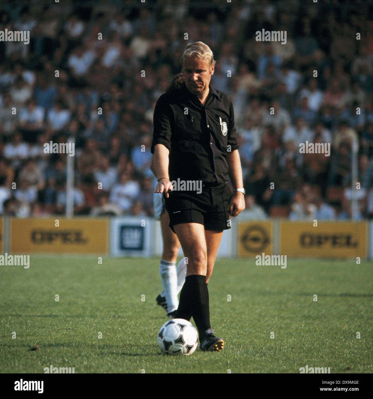 Fußball, Bundesliga, 1980/1981, Ruhrstadion, VfL Bochum gegen Eintracht Frankfurt 2:0, Szene des Spiels, Schiedsrichter Friedrich Retzmann Stockfoto