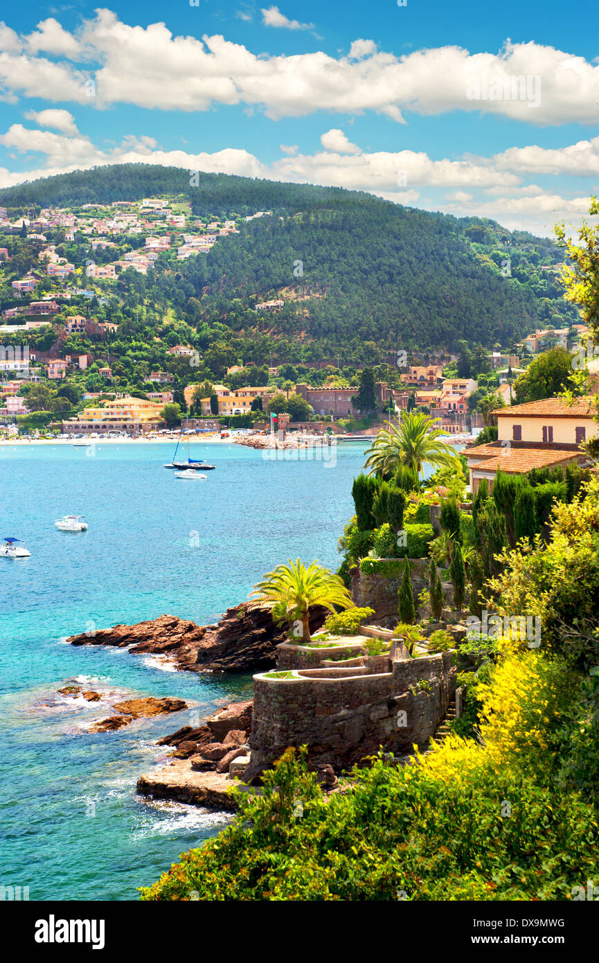 mediterrane Landschaft mit blauen Wolkenhimmel. Blick auf Meer und Luxus Resort der Cote d ' Azur, Provence, Frankreich Stockfoto