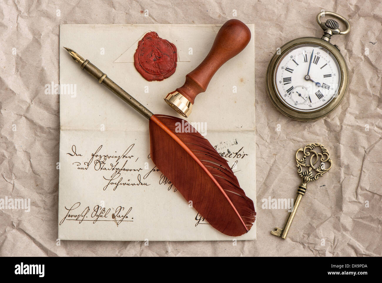 Alter Brief, antike Schlüssel und Uhr, Vintage Kugelschreiber. Retro-Stil Bild Stockfoto