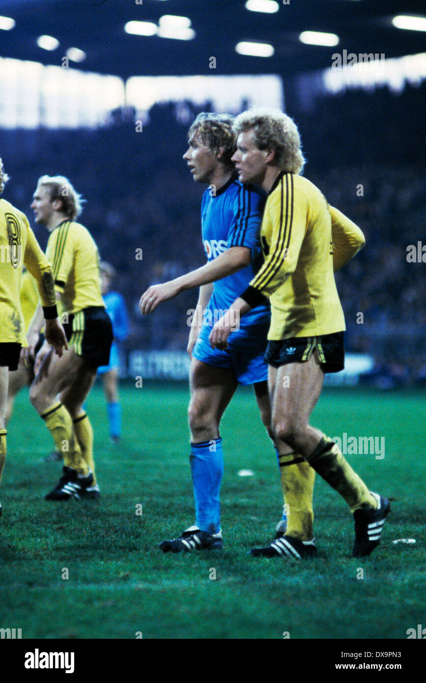 Fußball, Bundesliga, 1980/1981, Ruhrstadion, VfL Bochum vs. Borussia Dortmund 0:2, Szene des Spiels, v.l.n.r.: Hans-Joachim Wagner (BVB), Josef Kaczor (VfL), Werner Schneider (BVB) Stockfoto