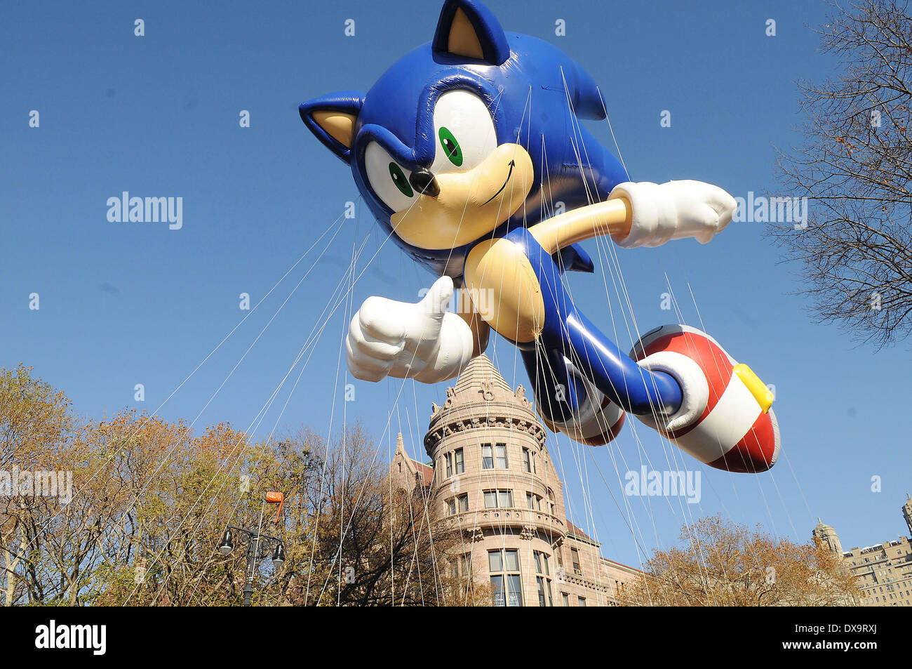 sonic the hedgehog 86 jahrlichen macy ist thanksgiving day parade featuring sonic der igel wo new york city vereinigte staat stockfotografie alamy