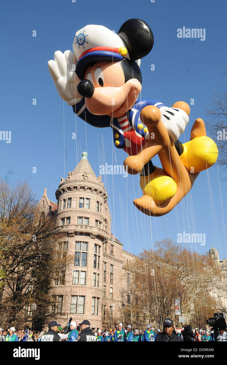 Mickey-Mouse Ballon auf der 86. jährlichen Macy's Thanksgiving Day Parade. Mitwirkende: Mickey-Mouse-Ballon wo: New York City Stockfoto