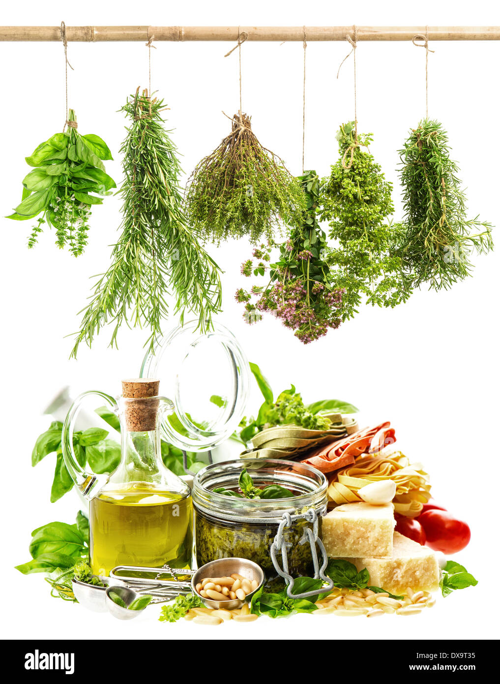 Pesto und italienische Küche Zutaten auf weißem Hintergrund. Olivenöl, Kräuter, Parmesan, Pinienkernen, Tomaten Stockfoto