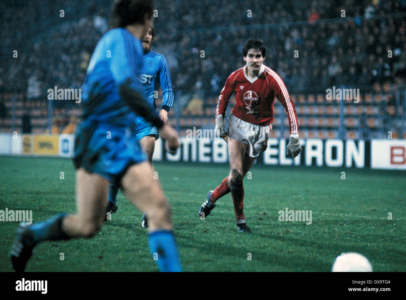 Fußball, Bundesliga, 1980/1981, Ruhrstadion, VfL Bochum gegen Bayer 04 Leverkusen 1:1, Szene des Spiels, Klaus Bruckmann (Bayer) rechts Stockfoto