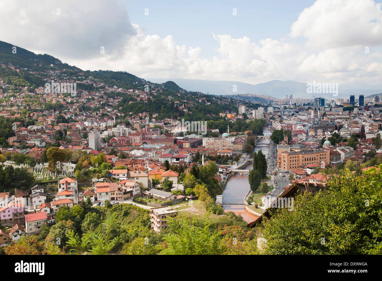 zeigen Sie mit Fluss Miljacka, Sarajevo, Bosnien und Herzegowina, Europa an Stockfoto