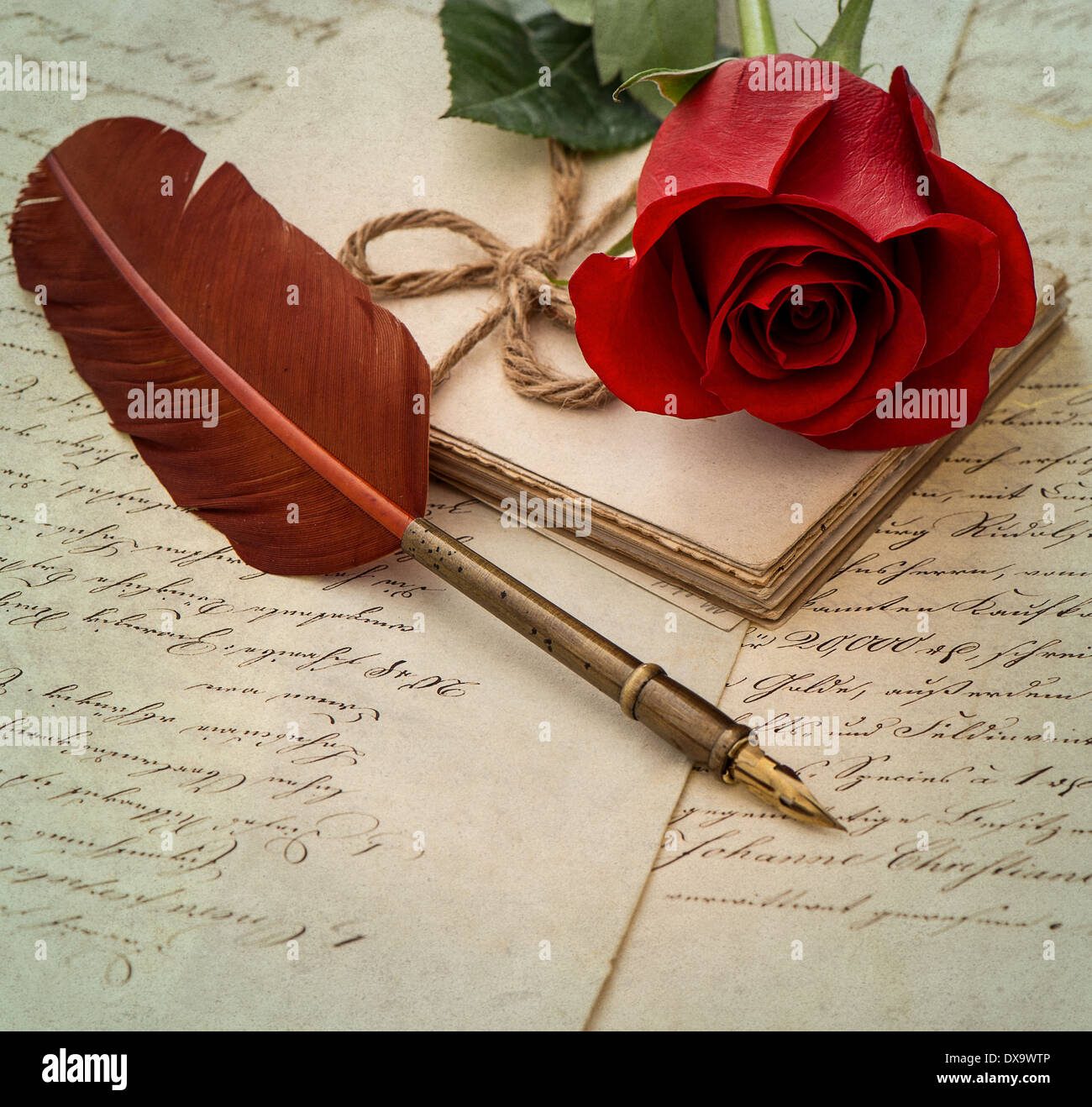 alte Briefe, rose Blume und antike Feder Stift. romantische Vintage-Hintergrund. selektiven Fokus Stockfoto